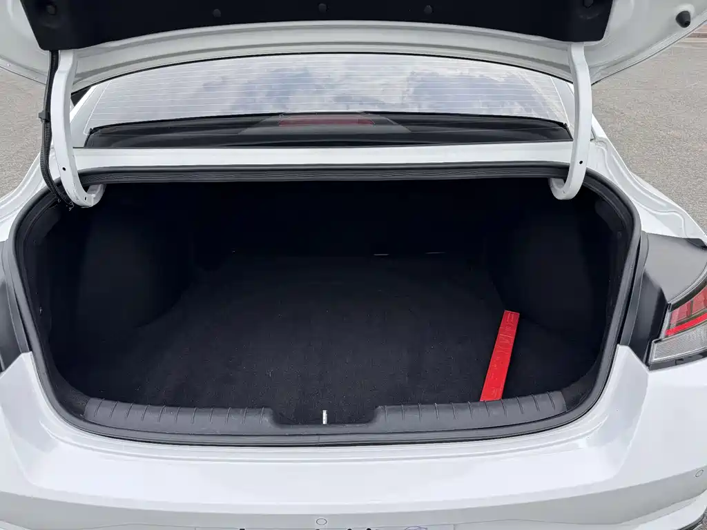 Hyundai Elantra — фото 16