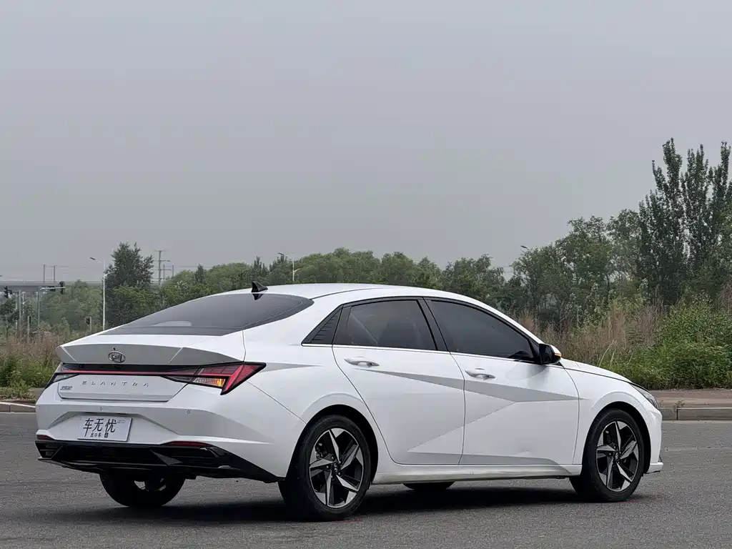 Hyundai Elantra — фото 5