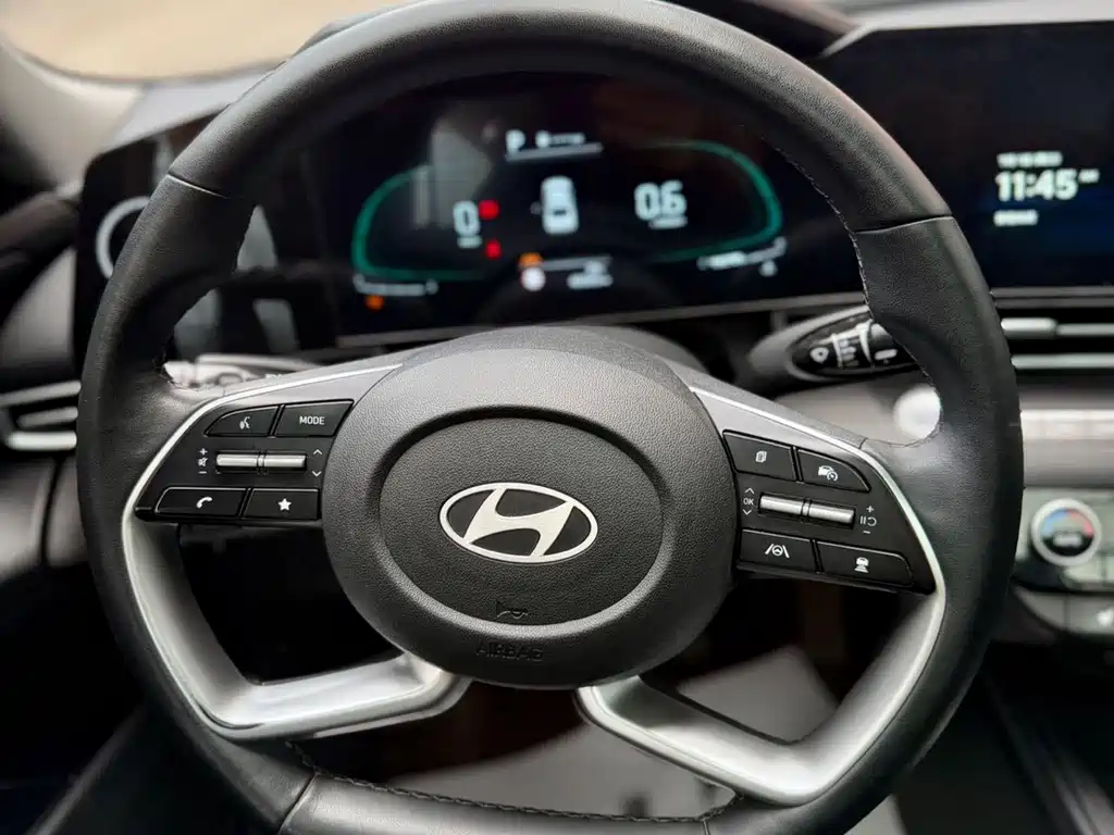 Hyundai Elantra — фото 21