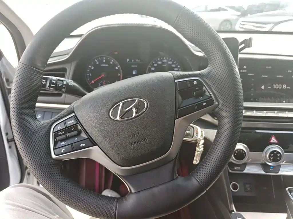 Hyundai Elantra — фото 11