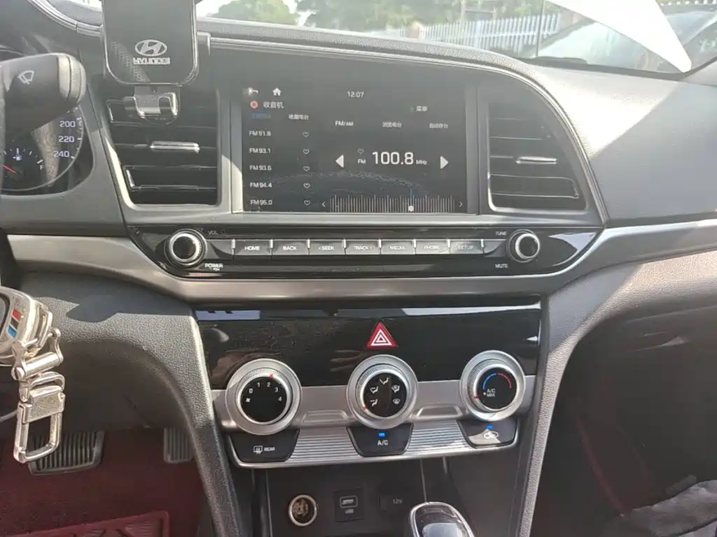 Hyundai Elantra — фото 13