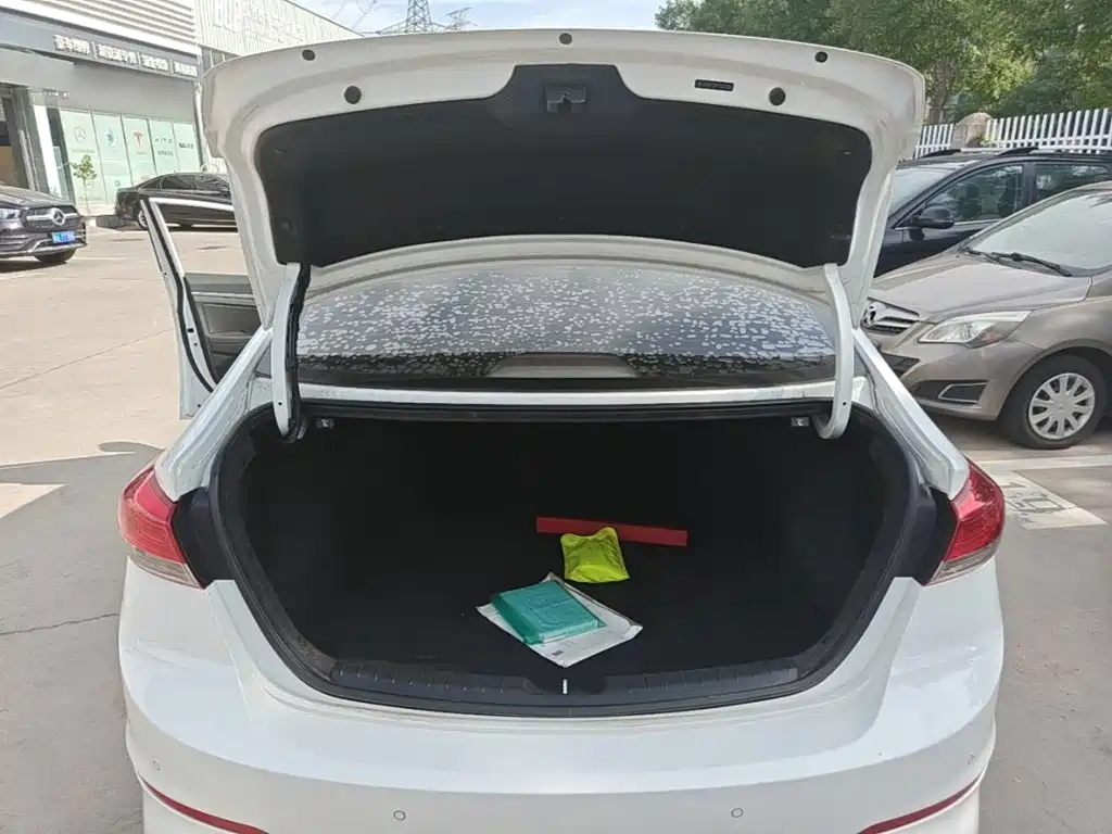 Hyundai Elantra — фото 19