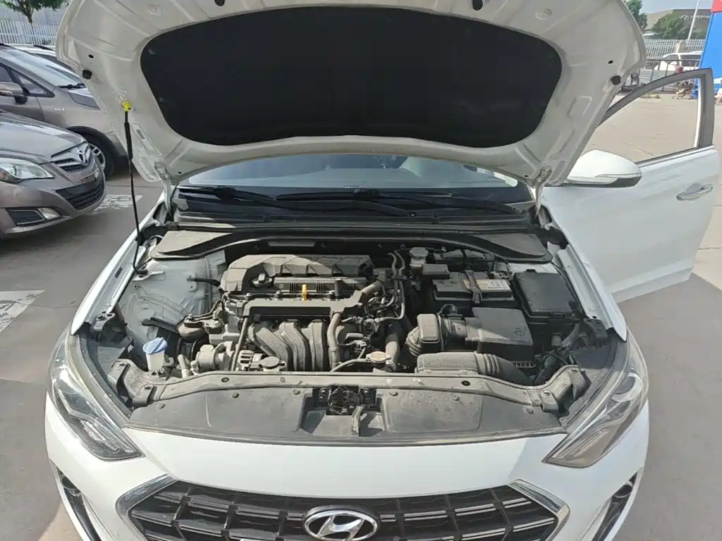 Hyundai Elantra — фото 20