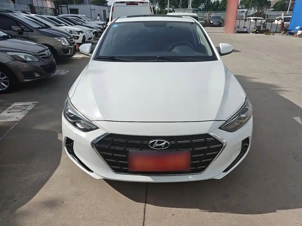 Hyundai Elantra — фото 3