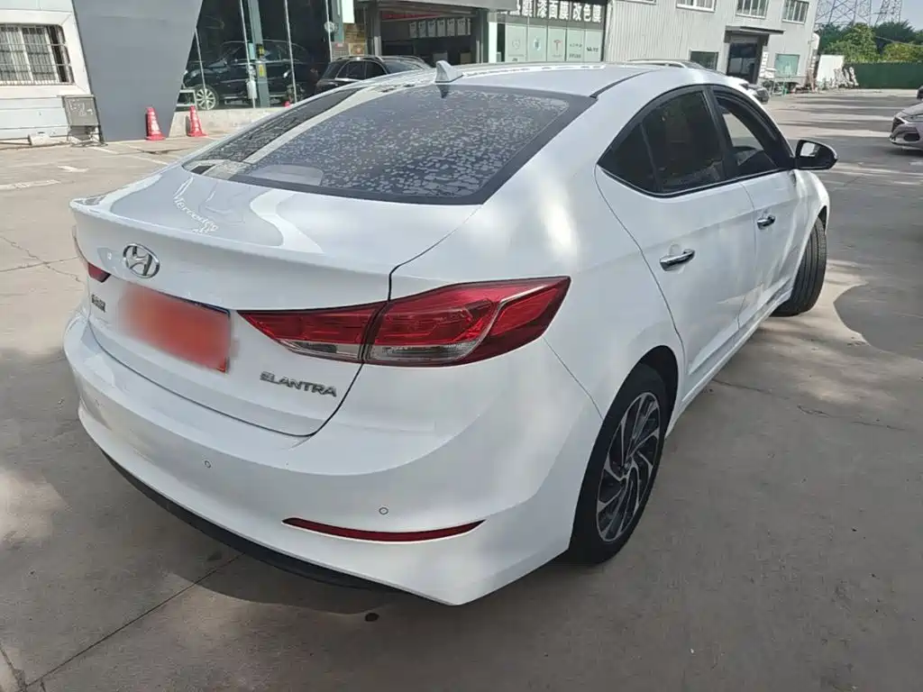 Hyundai Elantra — фото 7