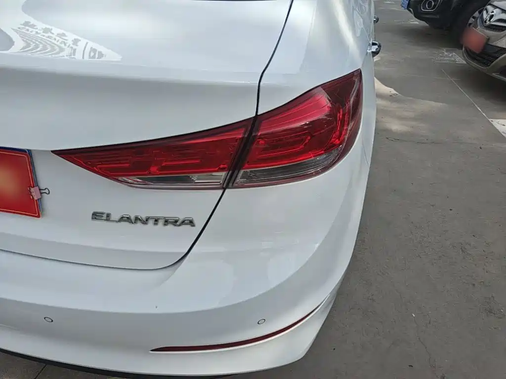 Hyundai Elantra — фото 8