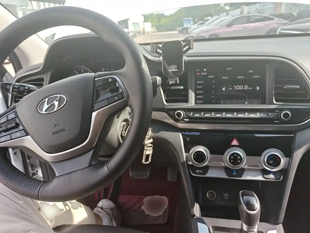 Hyundai Elantra — фото 10