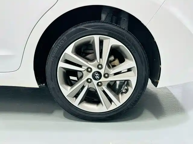 Hyundai Elantra — фото 11