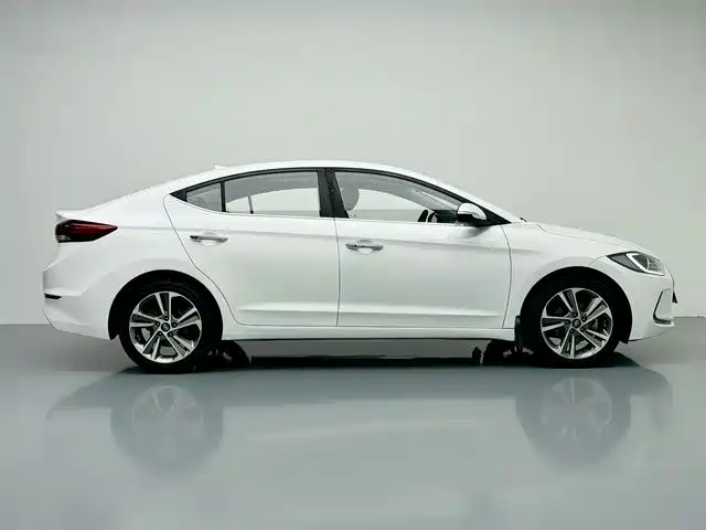 Hyundai Elantra — фото 14