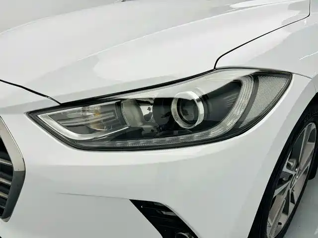 Hyundai Elantra — фото 18