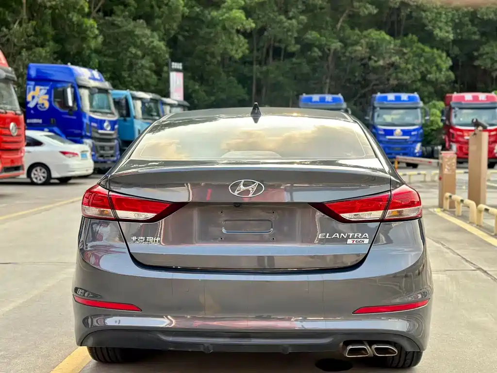 Hyundai Elantra — фото 5