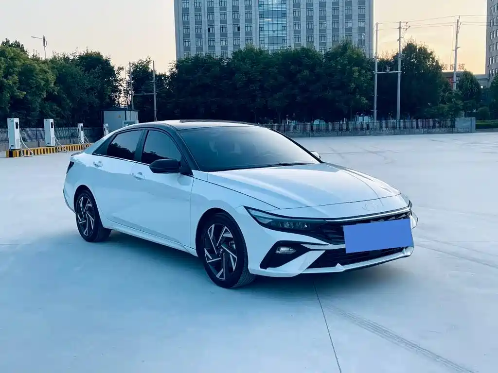 Hyundai Elantra — фото 3