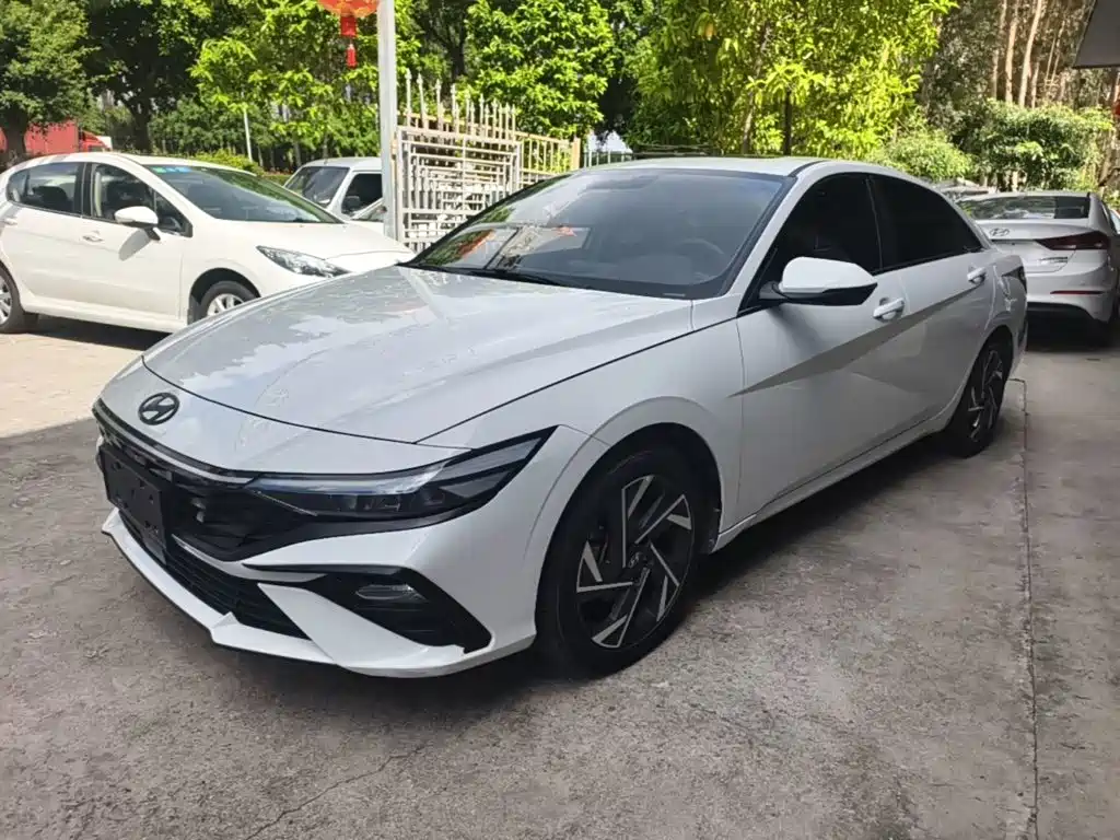 Hyundai Elantra — фото 2