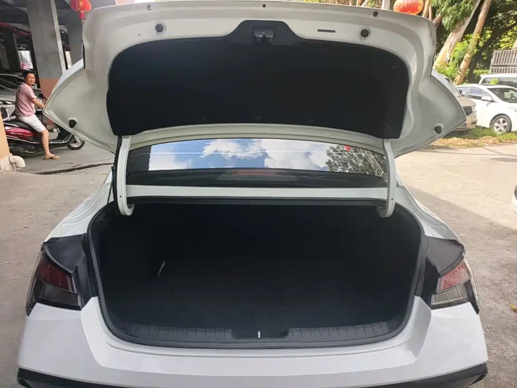 Hyundai Elantra — фото 15