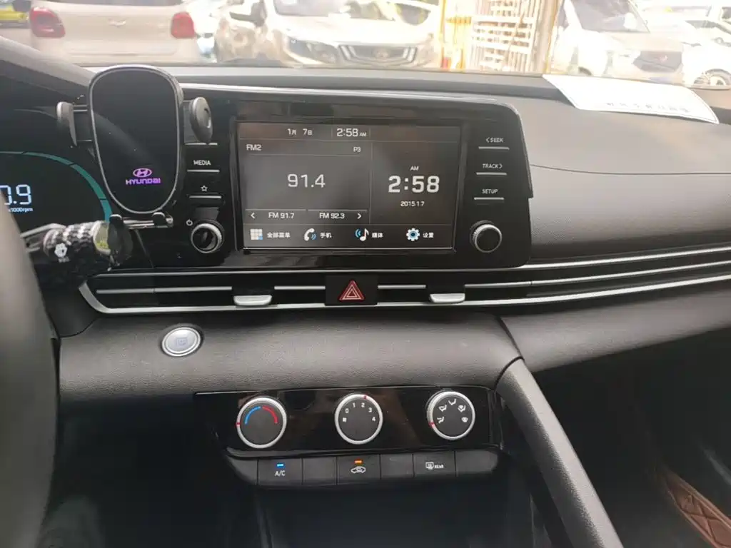 Hyundai Elantra — фото 9