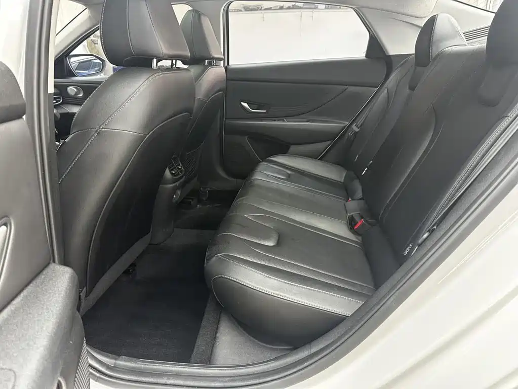 Hyundai Elantra — фото 11