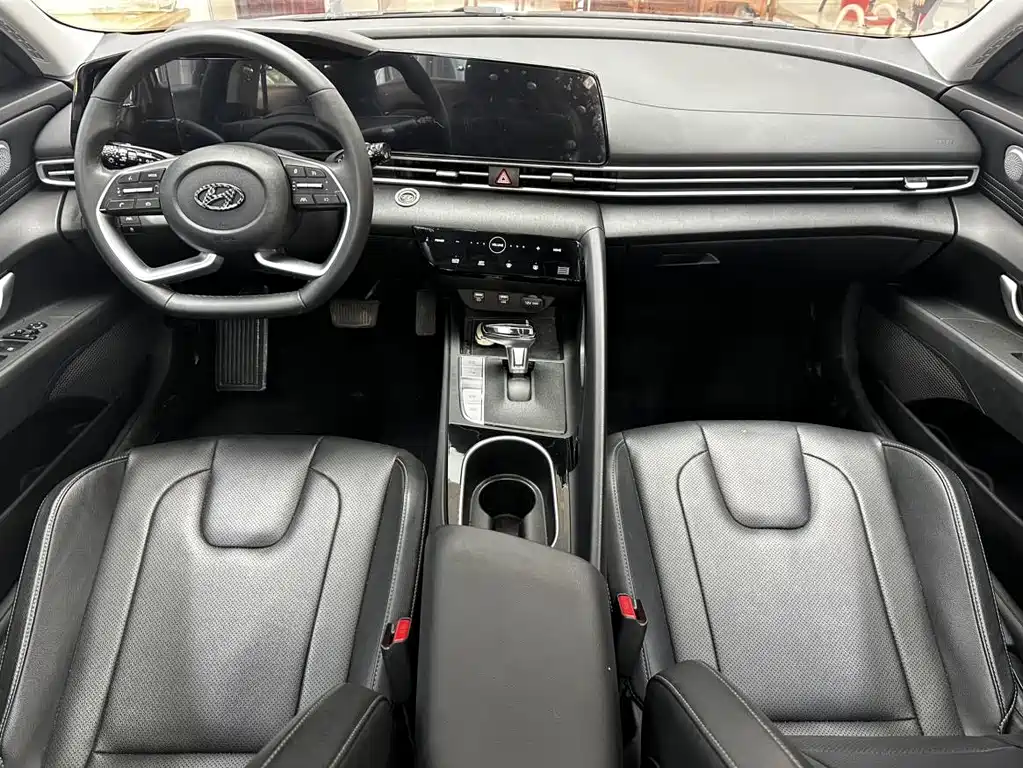 Hyundai Elantra — фото 14