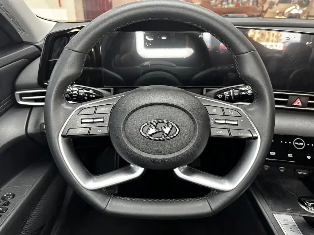 Hyundai Elantra — фото 15