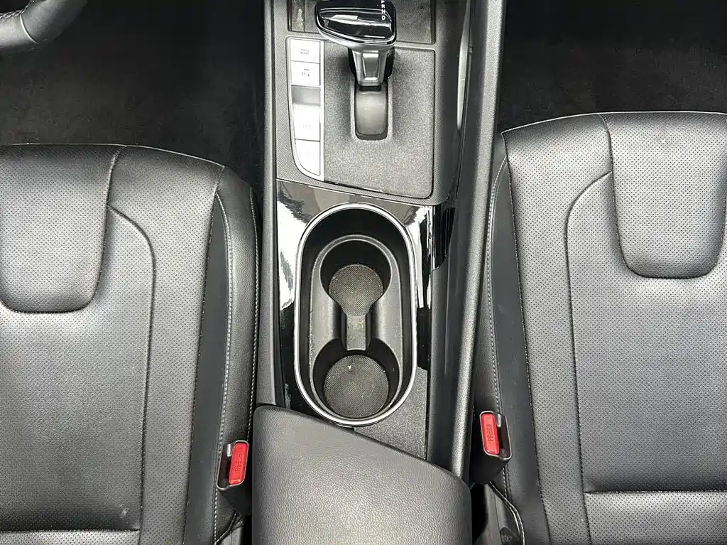Hyundai Elantra — фото 19