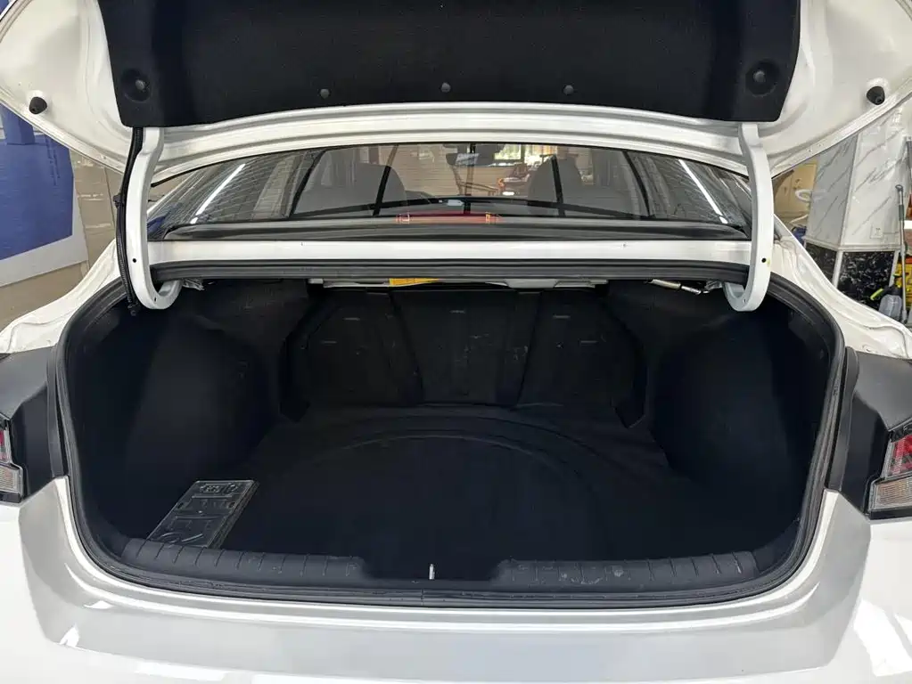 Hyundai Elantra — фото 25