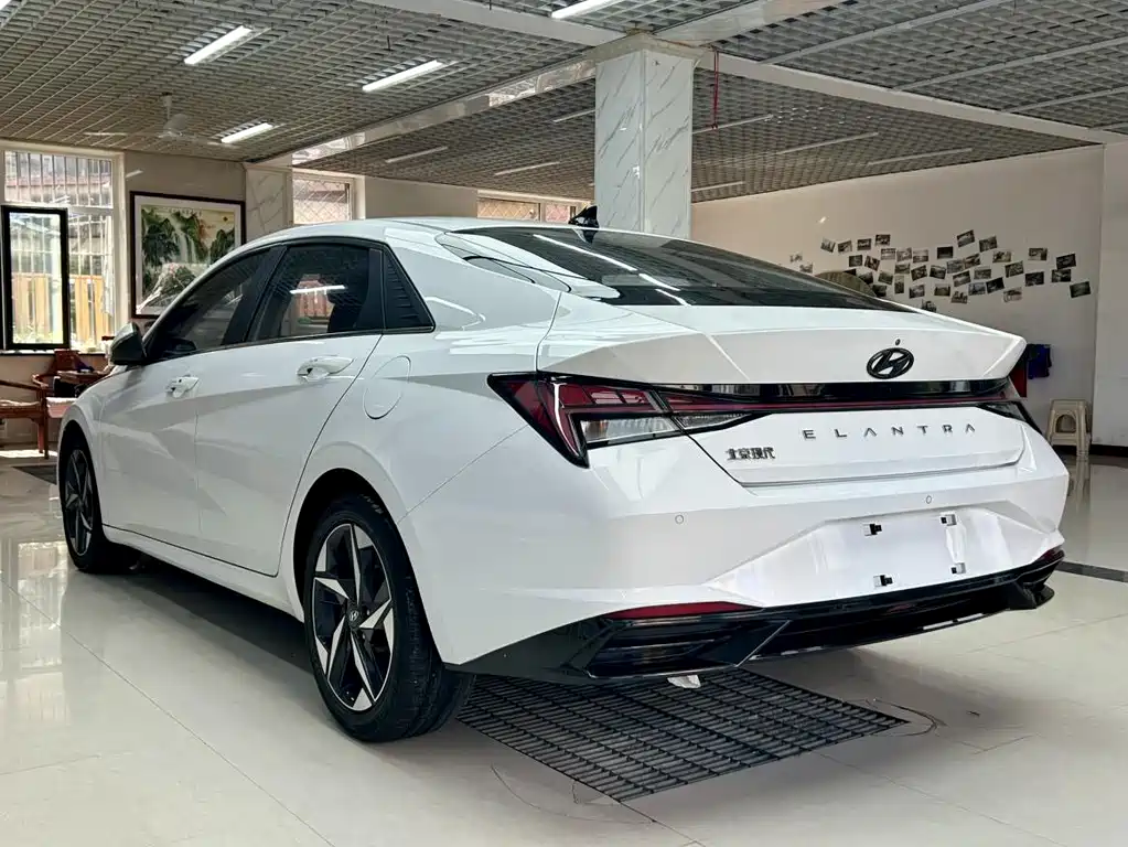 Hyundai Elantra — фото 6