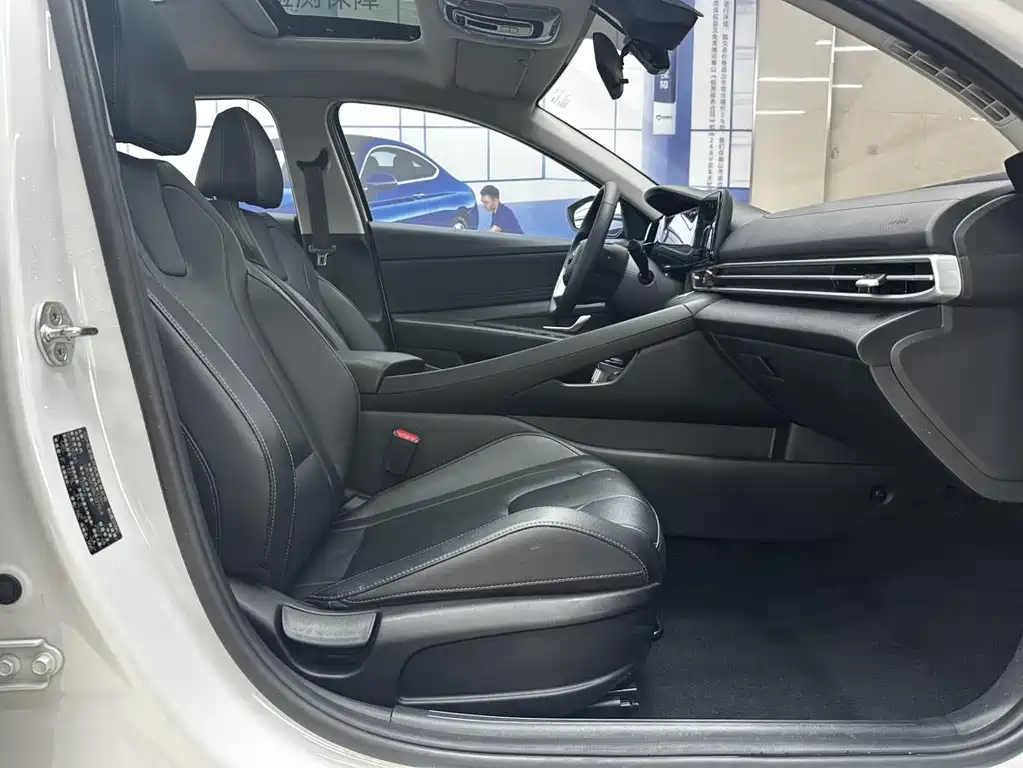 Hyundai Elantra — фото 10