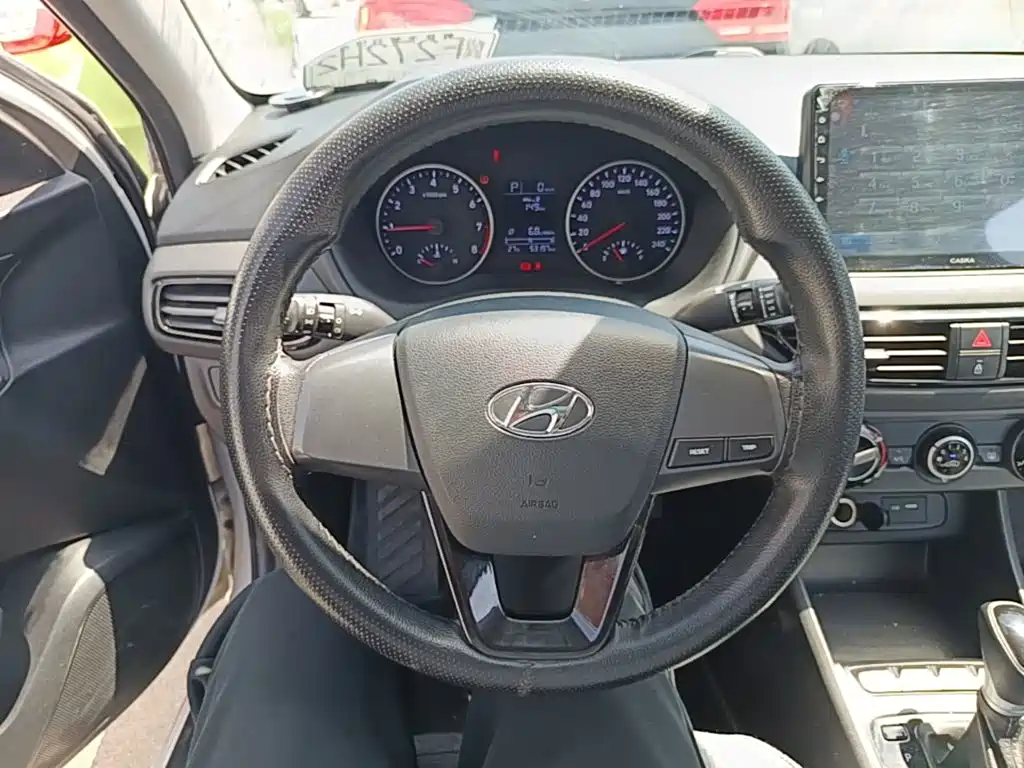 Hyundai Elantra — фото 11