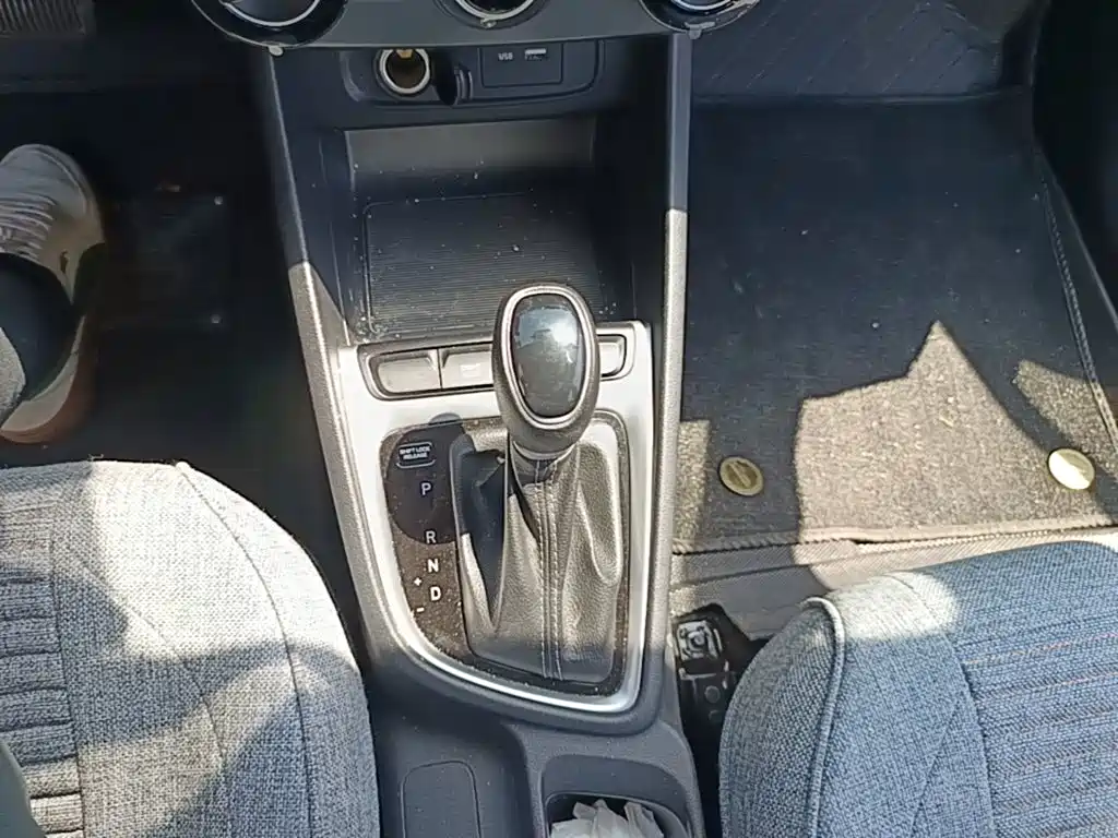 Hyundai Elantra — фото 14