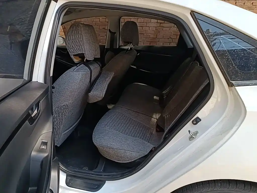 Hyundai Elantra — фото 17