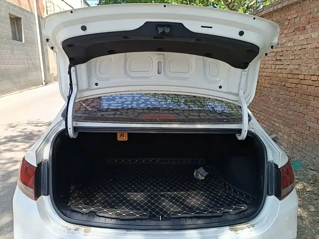 Hyundai Elantra — фото 19