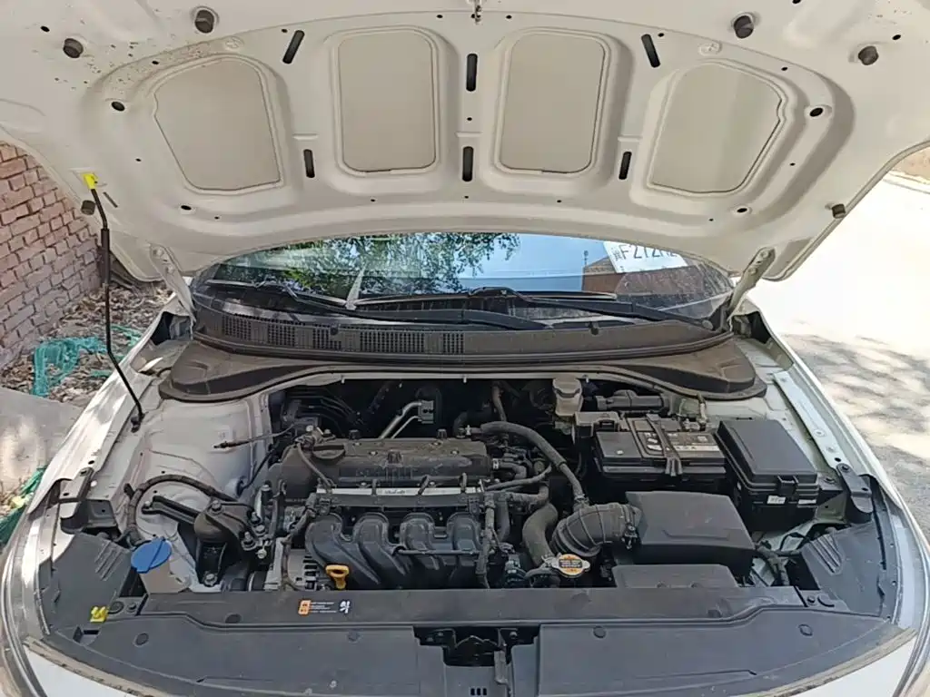 Hyundai Elantra — фото 20