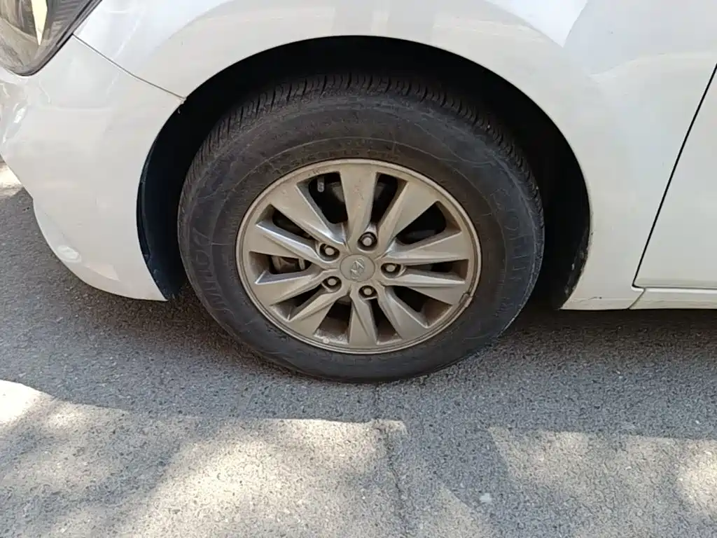 Hyundai Elantra — фото 23