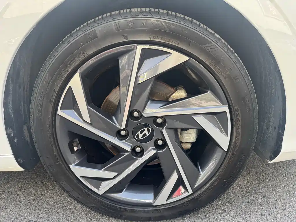Hyundai Elantra — фото 17