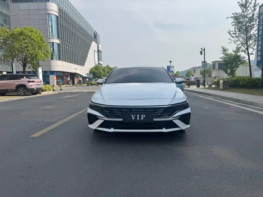 Hyundai Elantra — фото 3