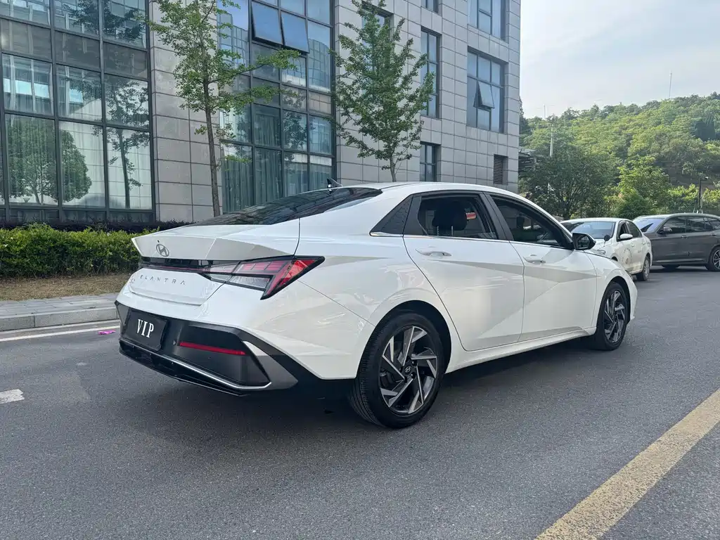 Hyundai Elantra — фото 5