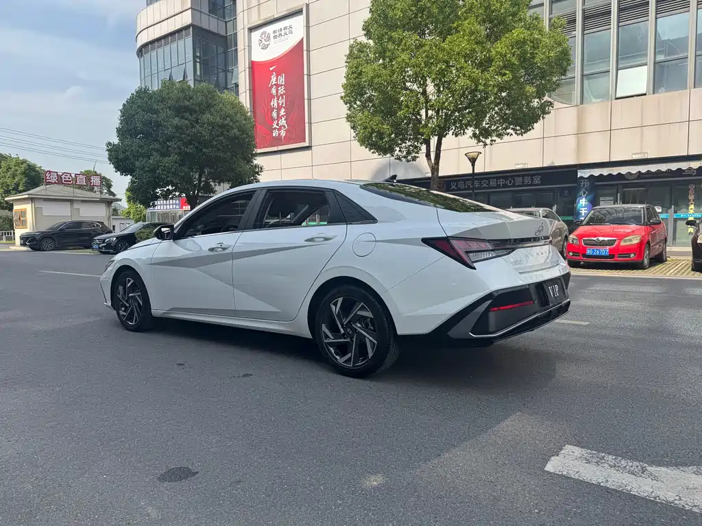 Hyundai Elantra — фото 7