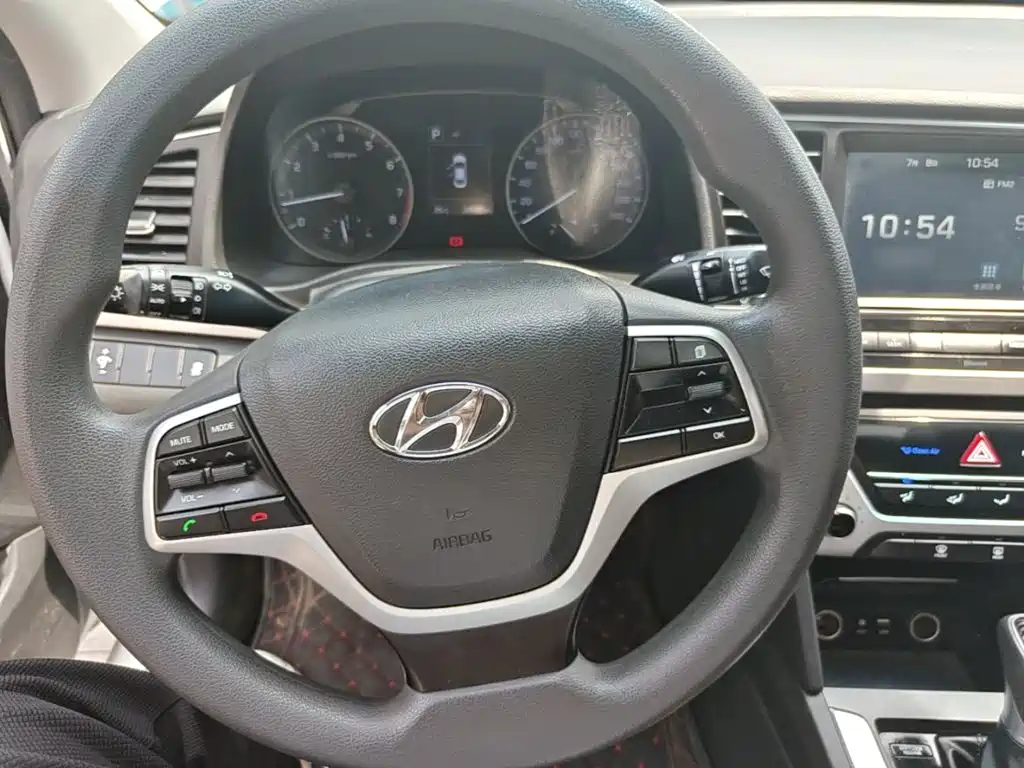 Hyundai Elantra — фото 11