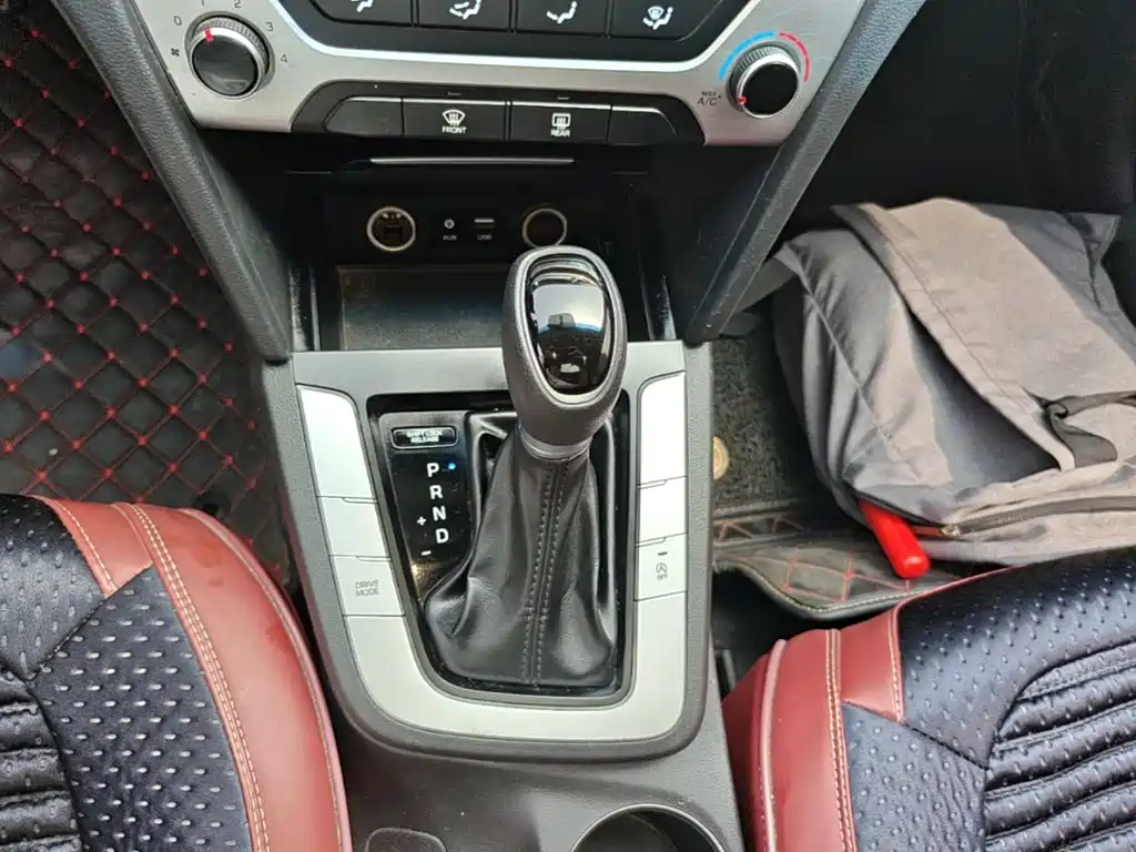 Hyundai Elantra — фото 14