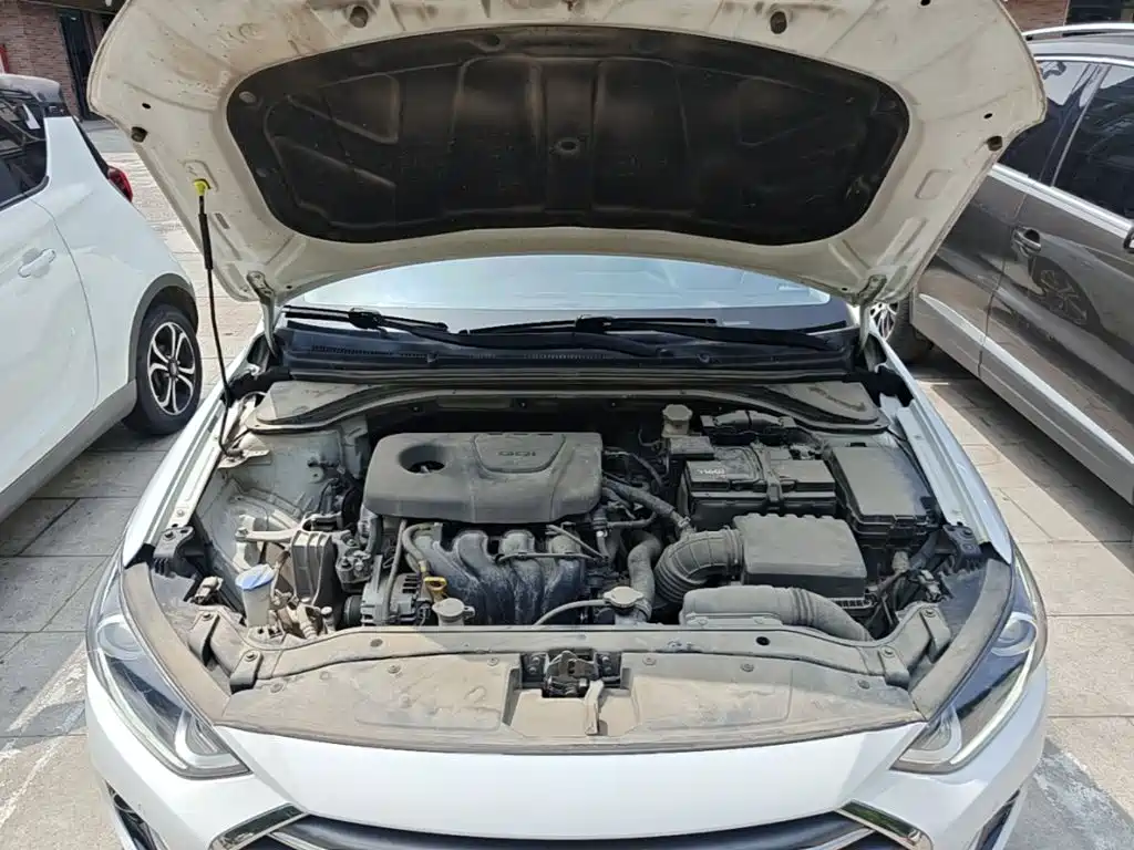 Hyundai Elantra — фото 20