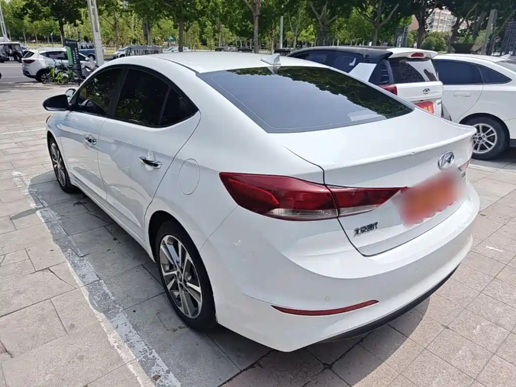Hyundai Elantra — фото 5