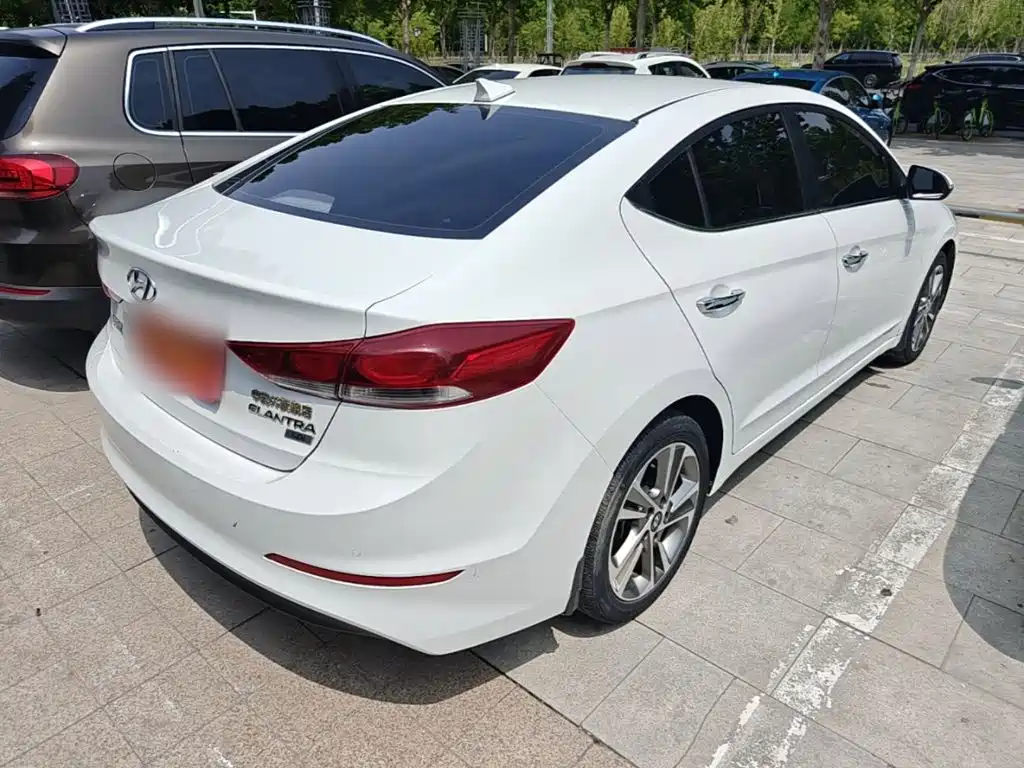 Hyundai Elantra — фото 7