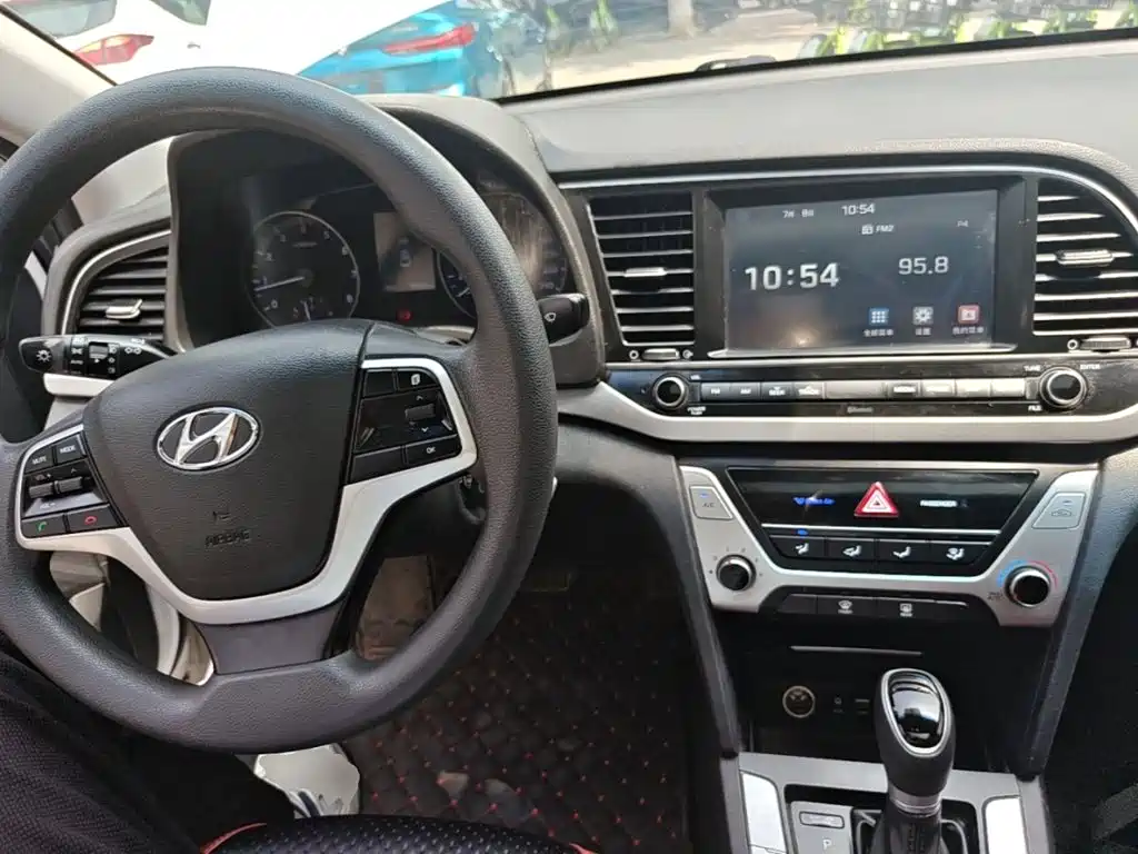 Hyundai Elantra — фото 10