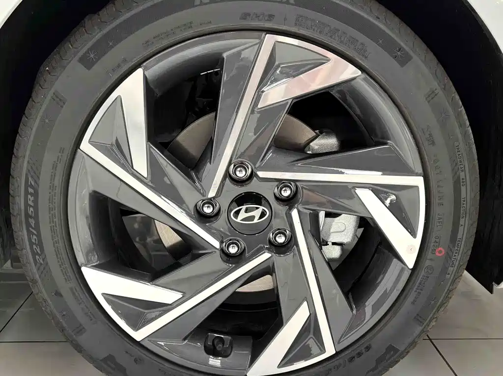 Hyundai Elantra — фото 14