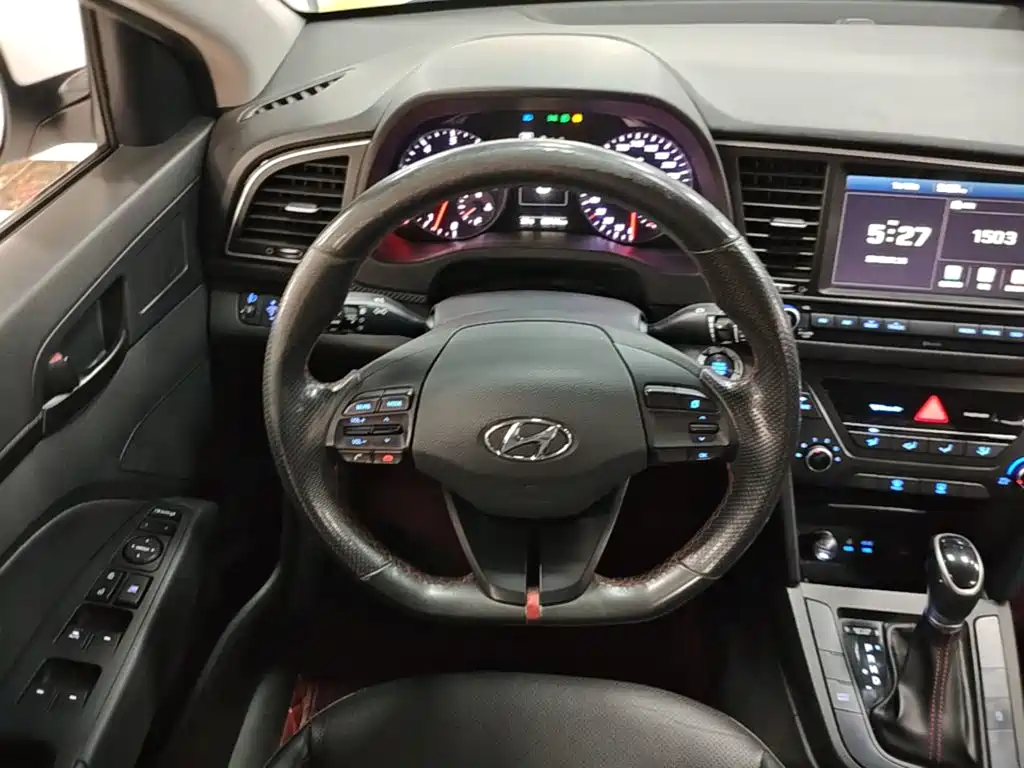 Hyundai Elantra — фото 11