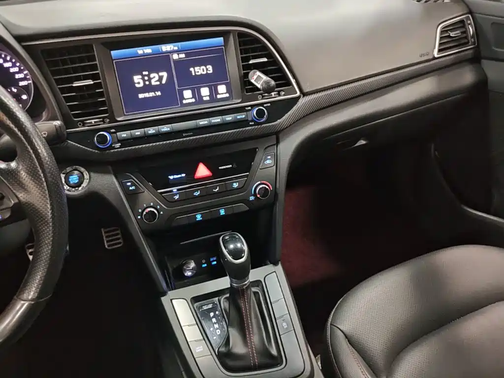 Hyundai Elantra — фото 13