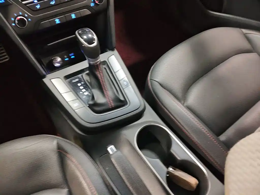 Hyundai Elantra — фото 14