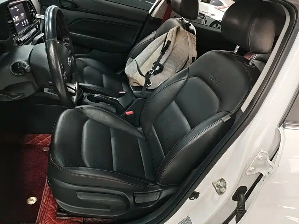 Hyundai Elantra — фото 15
