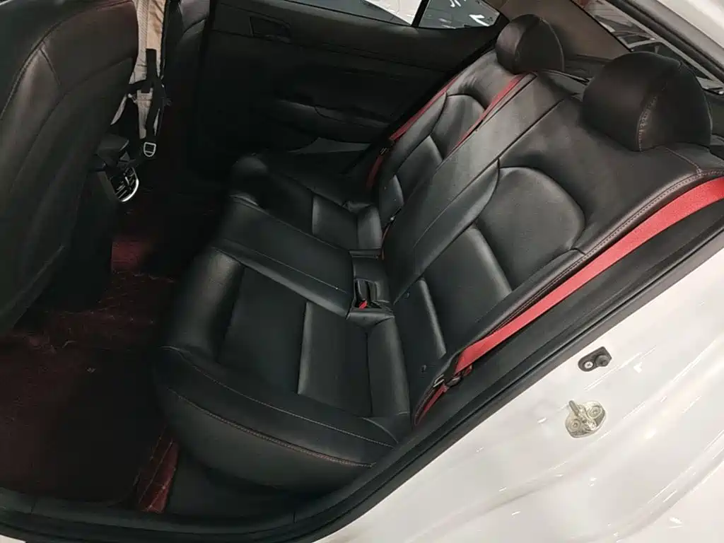 Hyundai Elantra — фото 17