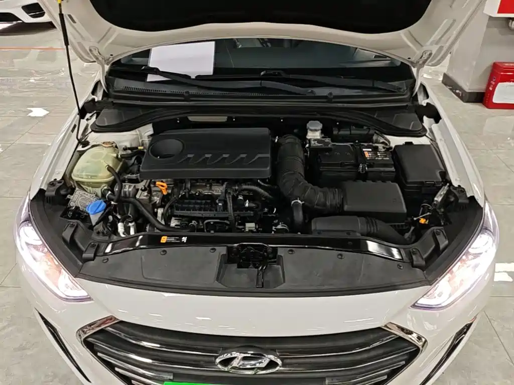 Hyundai Elantra — фото 20