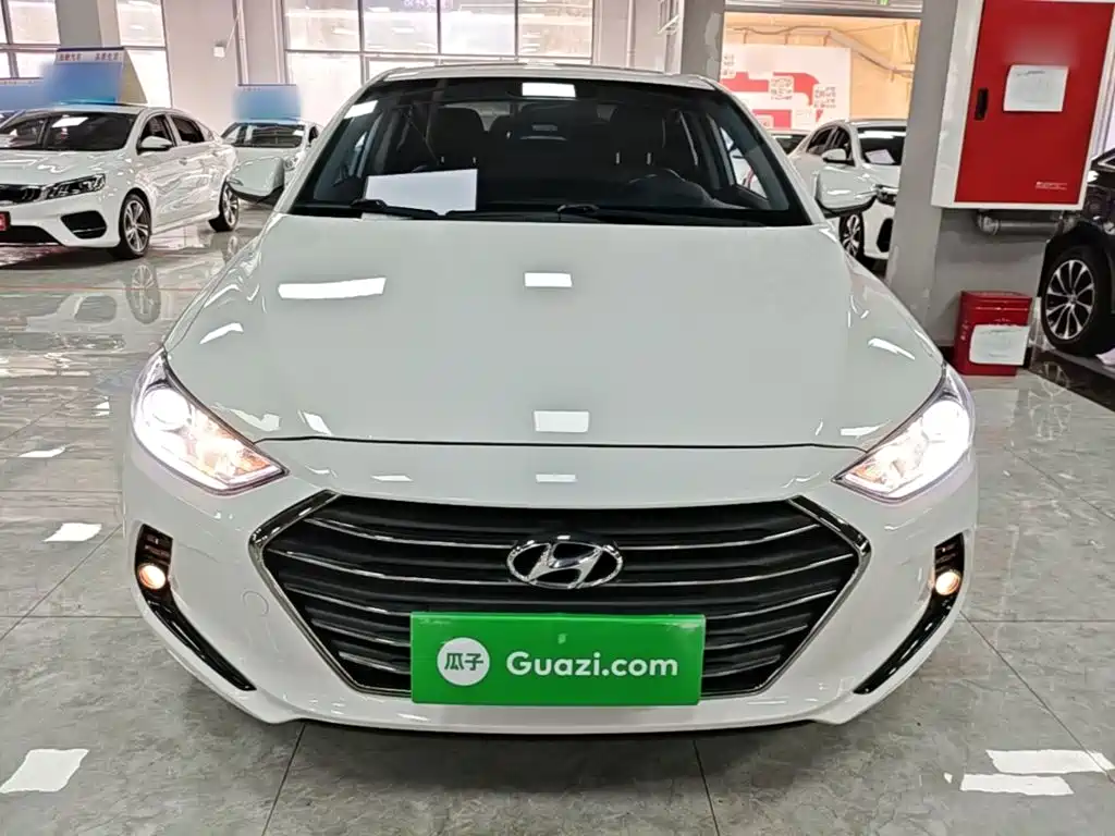 Hyundai Elantra — фото 3